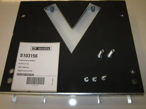 Schwarze Metallplatte mit Ausschnitt in V-Form und mehreren Bohrlöchern. Befestigungselemente sind sichtbar. Produkt der Marke Remeha, kann für Luftkasten verwendet werden.